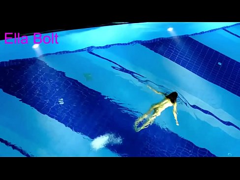 ❤️ Non podo deixar de mirar, unha moza loira que é sorprendida nadando espida na piscina do resort ELLA BOLT Porno casero na pornografía gl.assistirhentai.ru ❌️❤